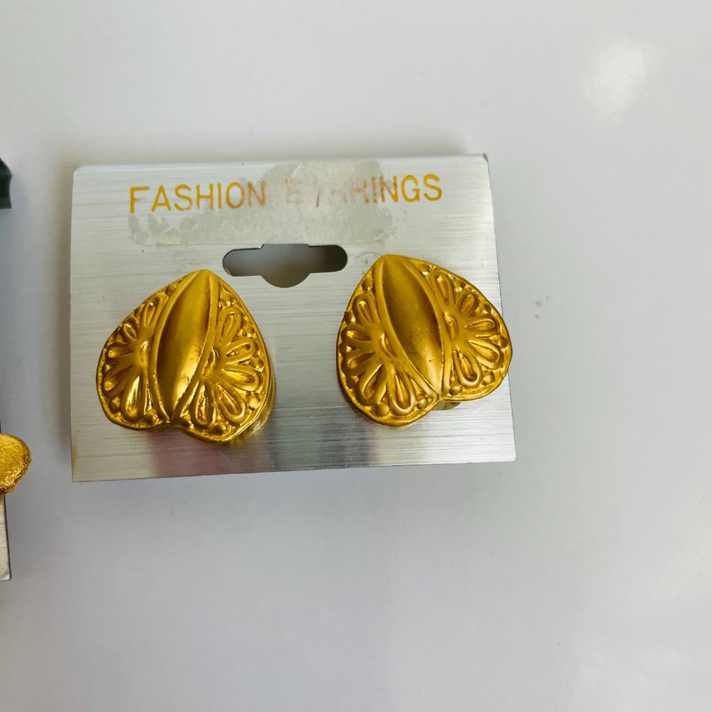 Vintage Matte Gold Clip On Costume Earrings Hearts/Cross Etruscan Style Lot of 2 - Picture 2 of 4